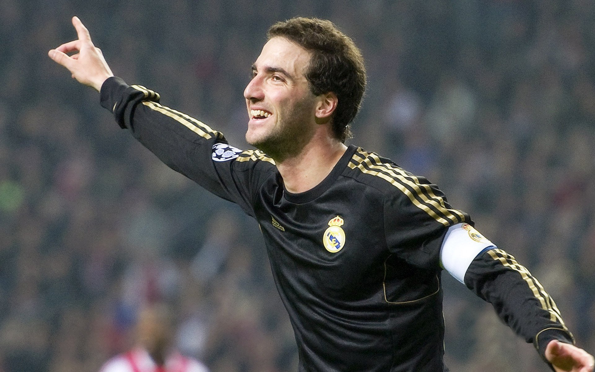 拜仁边路传中：多次利用宽度撕裂防线，战术奏效，拜仁左边路