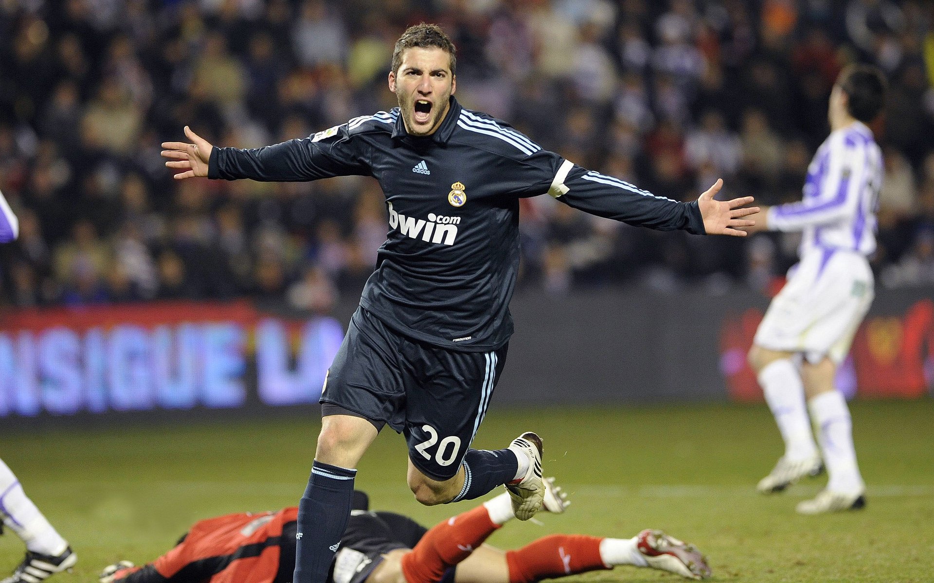 足球场馆智能化改造，提升管理效率，足球场改造施工方案